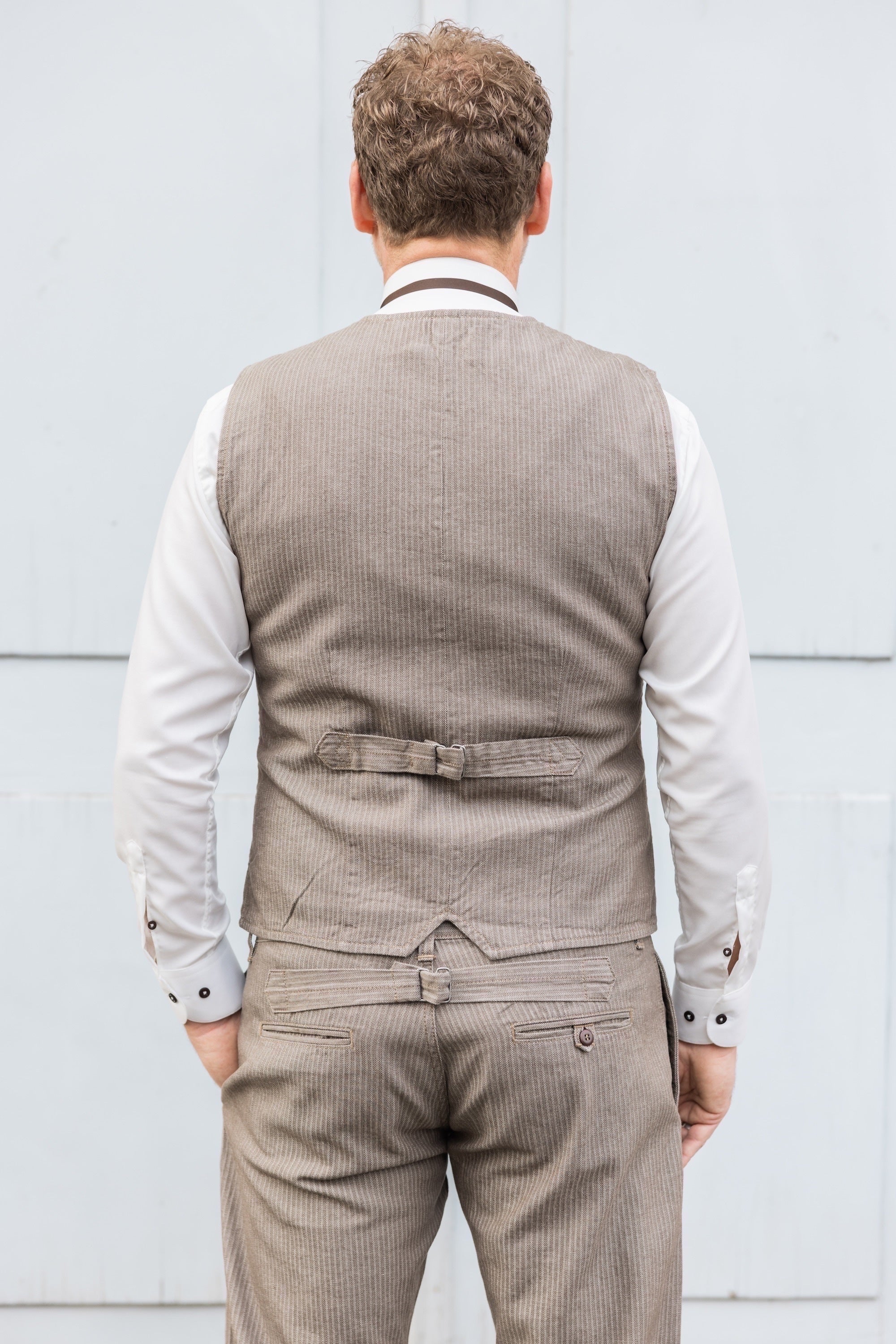 Rückenansicht der 1905 Hauler Vest HBT Brown – körpernaher Schnitt, robuster Stoff, ideal für funktionale und kernige Vintage-Outfits