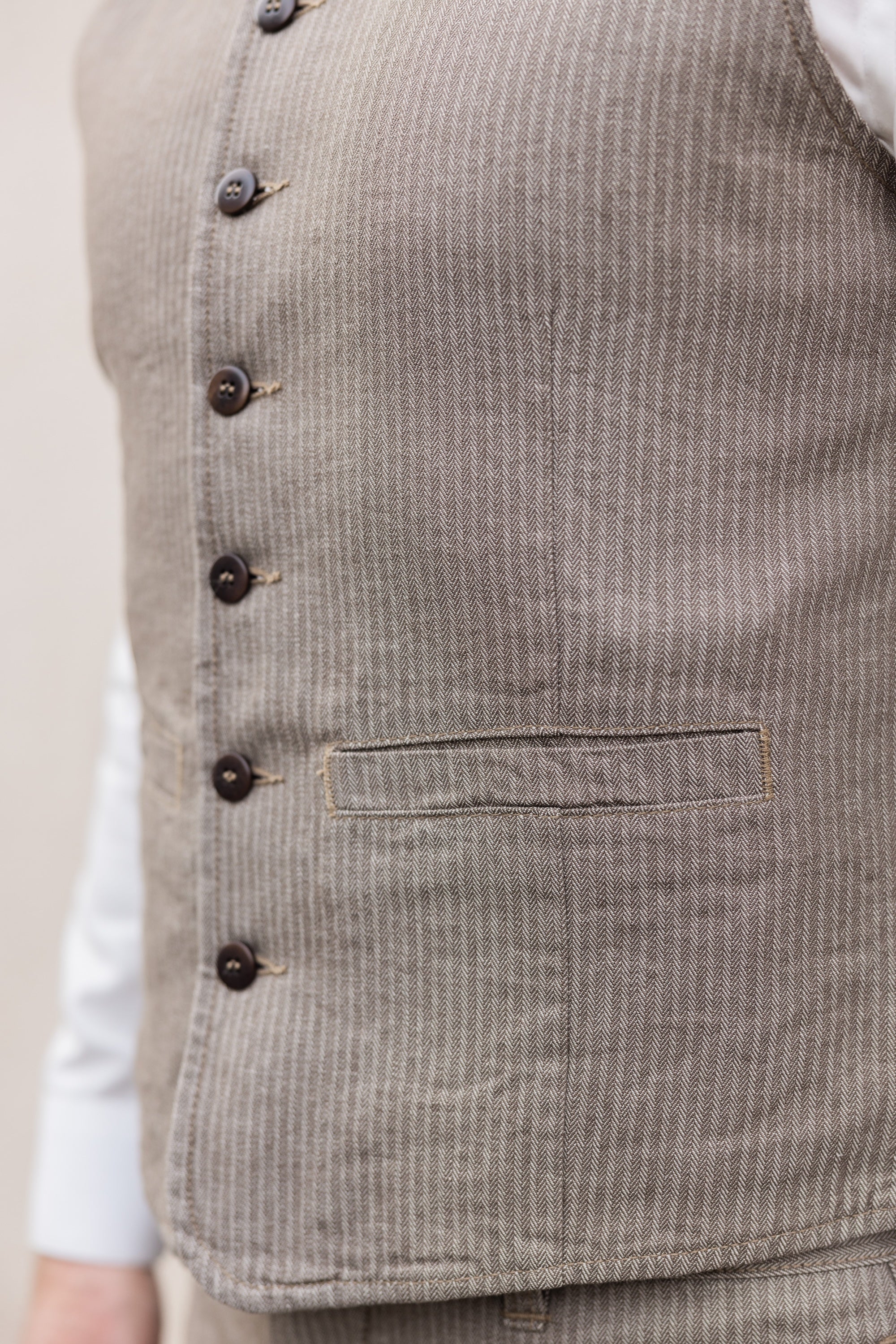 Detailaufnahme der 1905 Hauler Vest HBT Brown – robuster Selvage HBT Stoff, Taillenriegel und Steinnussknöpfe, authentische Workwear-Qualität