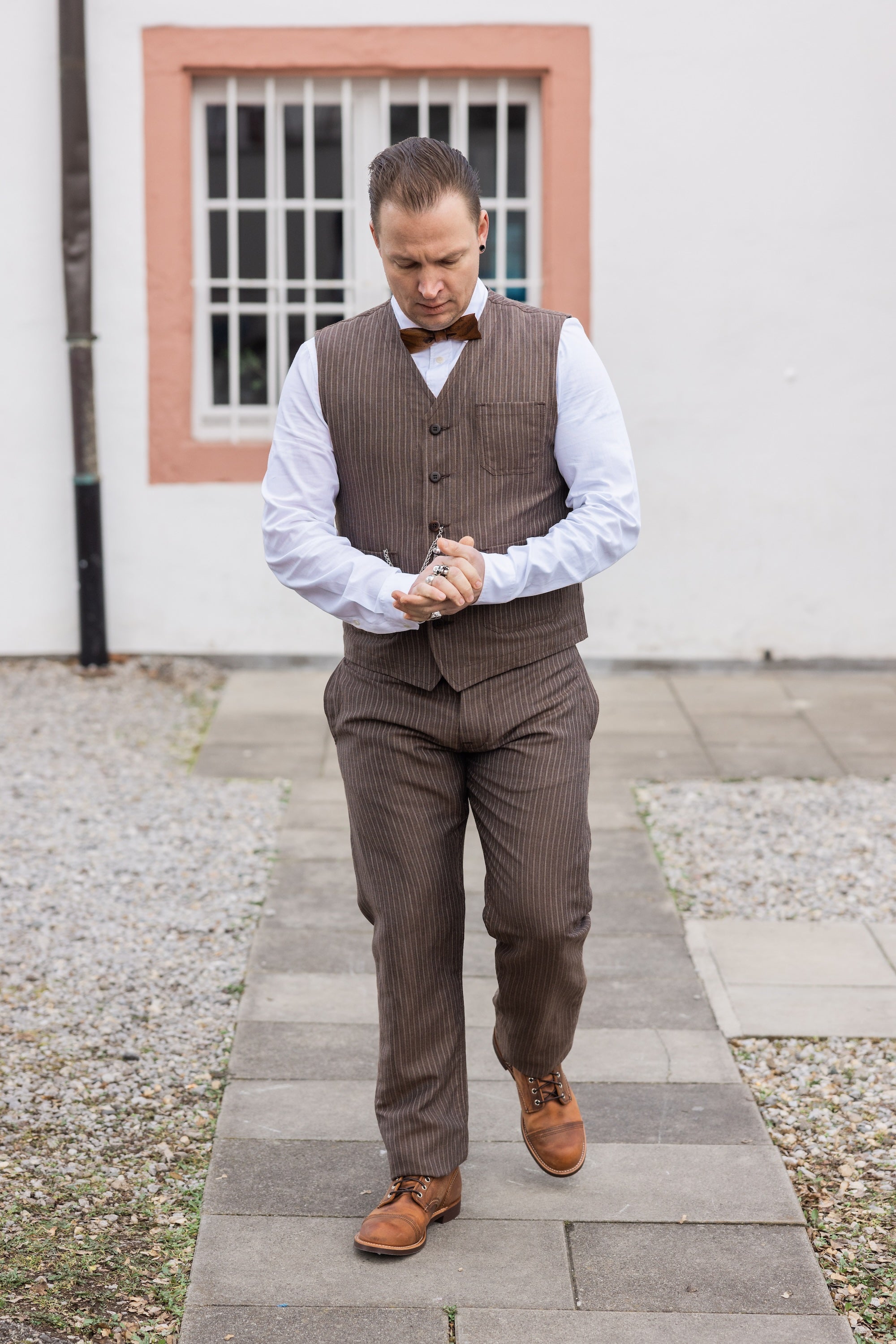 Outfit mit 1923 Buccanoy Pant Alameda, Hemd und Weste – kernig, sommerlich und elegant für besondere Anlässe