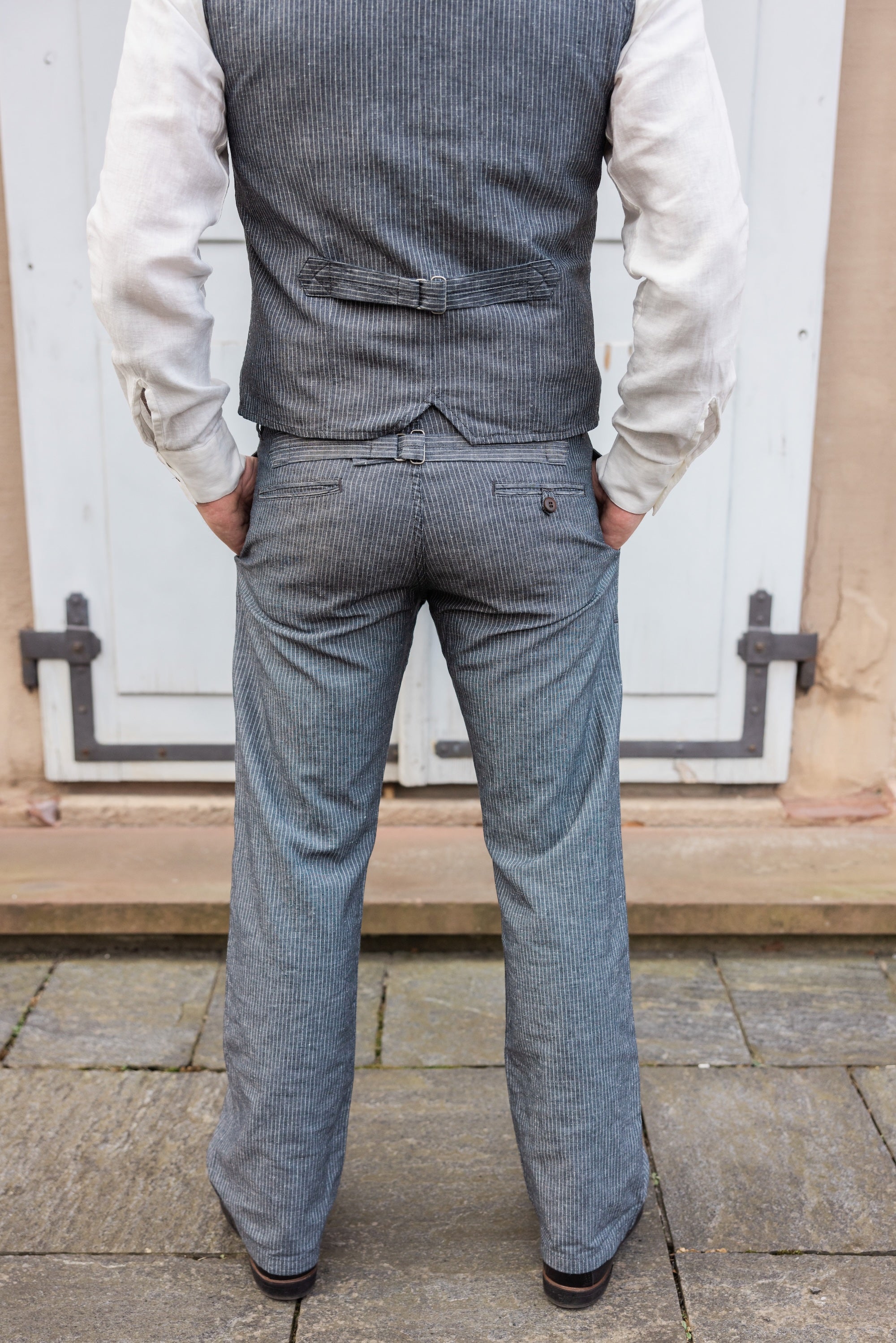 Rückansicht der 1942 Hunting Pant Grey Striped Linen mit Gesäßtaschen