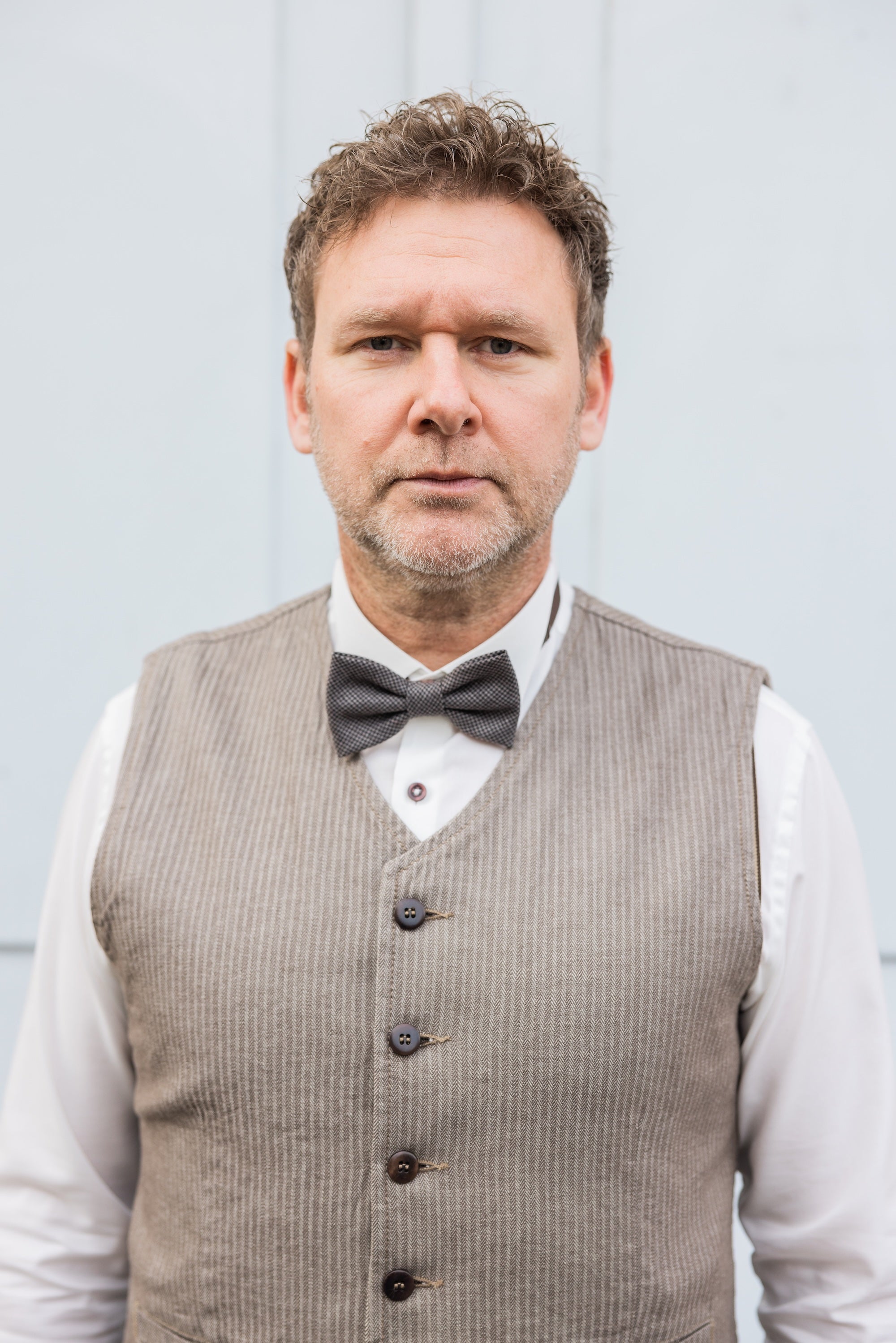1905 Hauler Vest HBT Brown kombiniert mit elegantem Hemd und Fliege – kerniges Herren-Outfit für besondere oder stilvolle Vintage-Looks