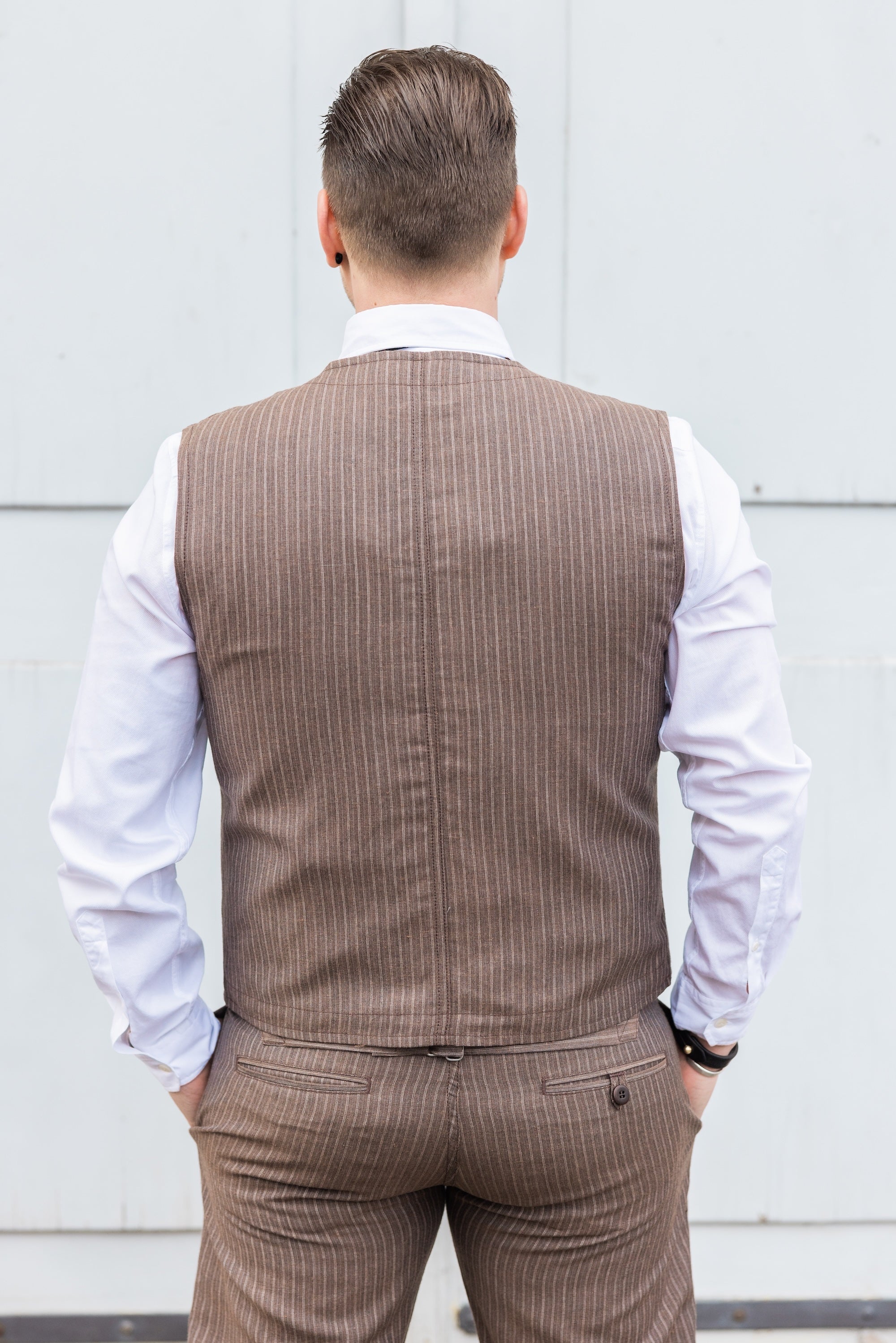 „Rückenansicht 1937 Roamer Vest Alameda – leichte Herrenweste, elegante Passform, perfekt für Vintage- und Oldtimer-Looks