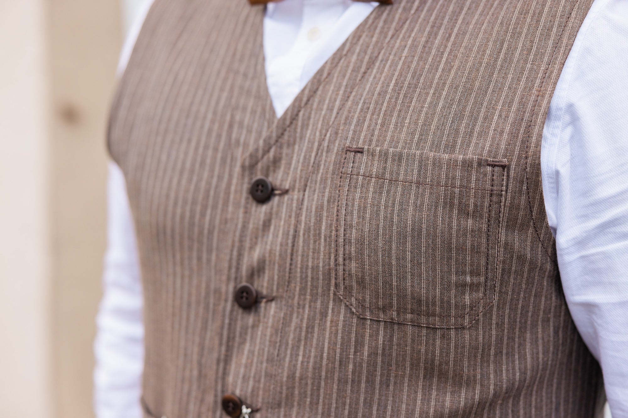 Detailaufnahme 1937 Roamer Vest Alameda – Steinnussknöpfe, Taschen vorne und innen, elegante leichte Weste für Herren