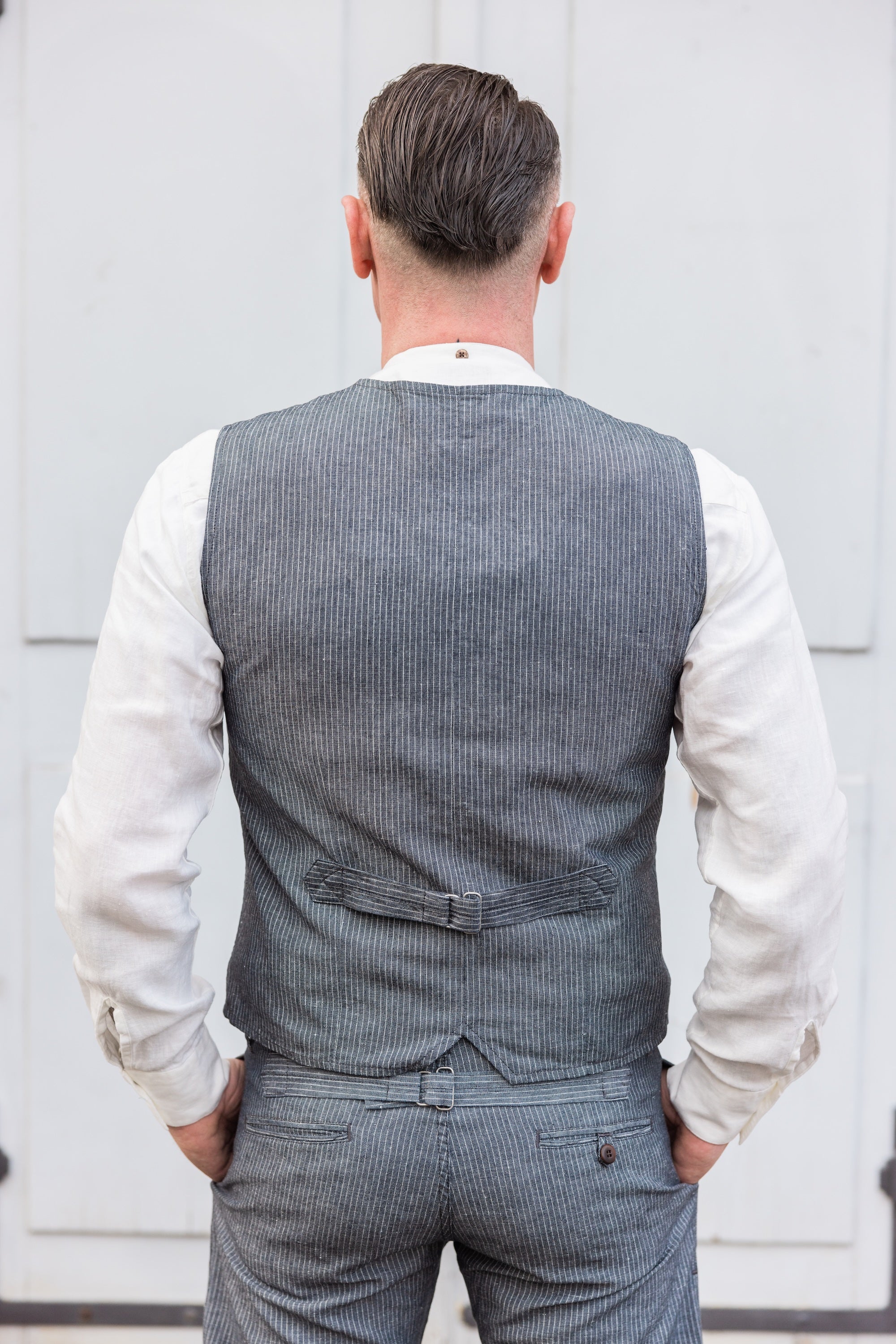 Rückansicht der 1905 Hauler Vest Grey Striped Linen mit Taillenriegel.