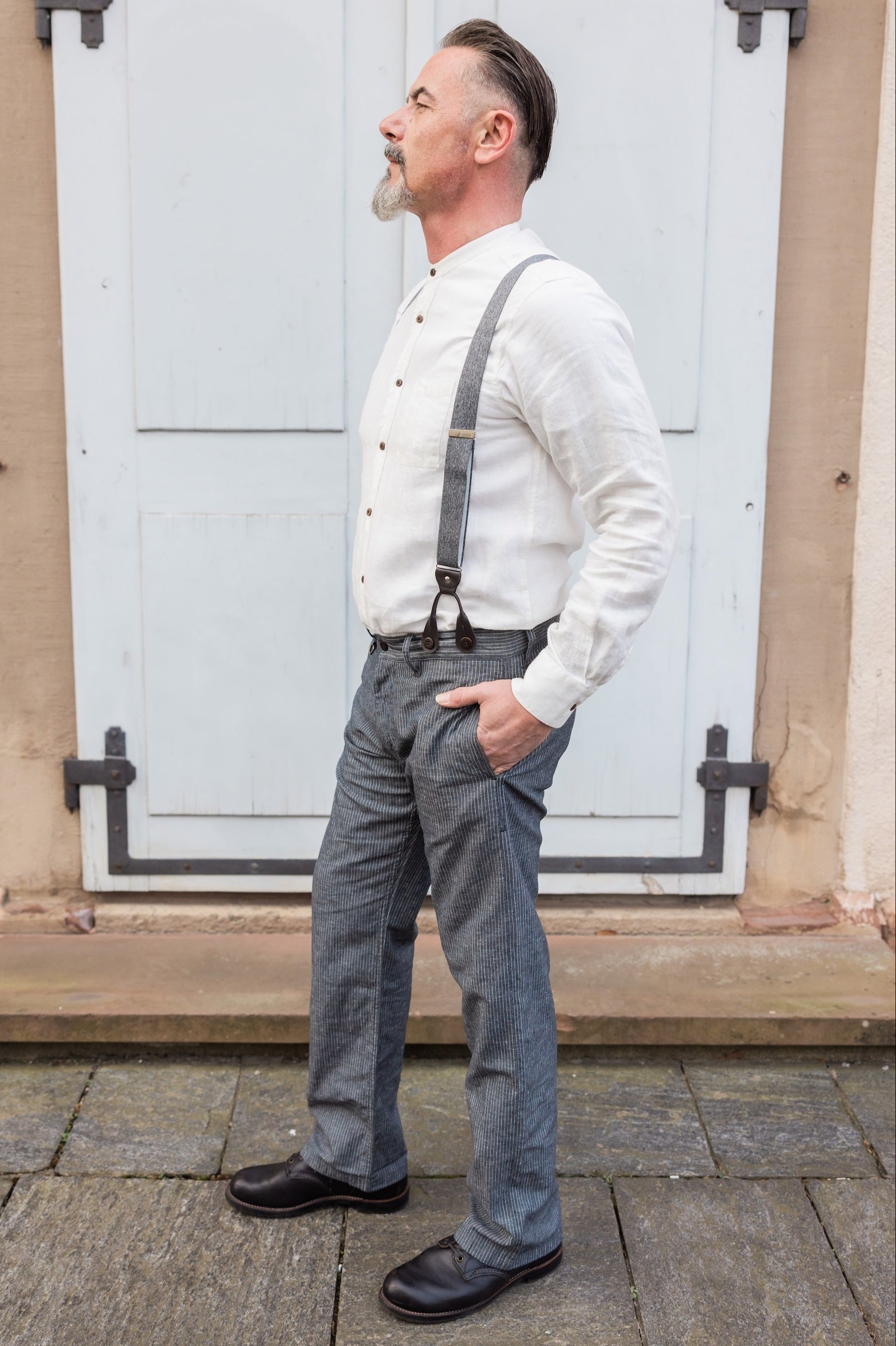 1942 Hunting Pant Grey Striped Linen – Sommerhose aus Baumwolle-Leinen, seitliche Ansicht