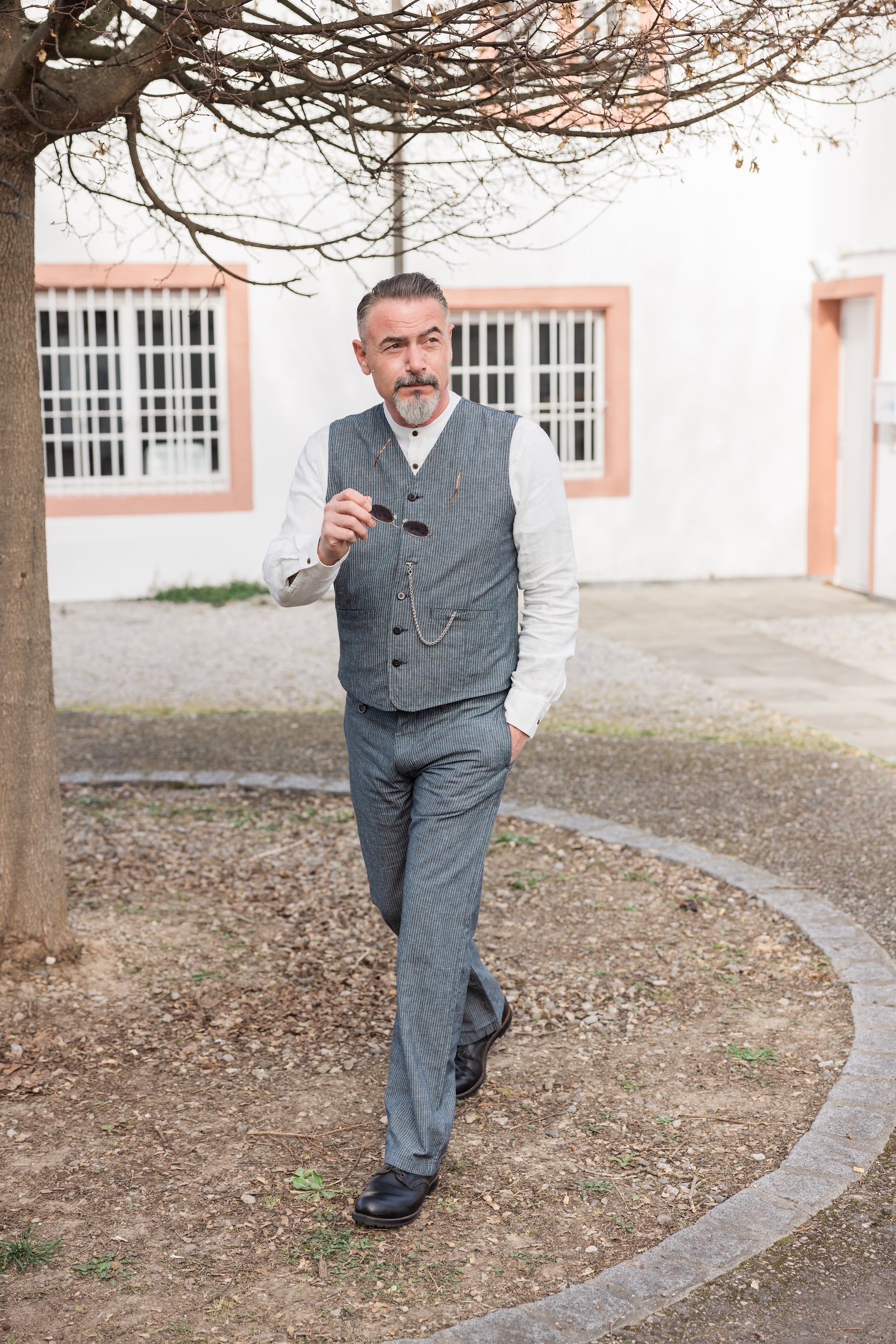 Sommerliches Outfit: 1905 Hauler Vest Grey Striped Linen kombiniert mit Hemd.